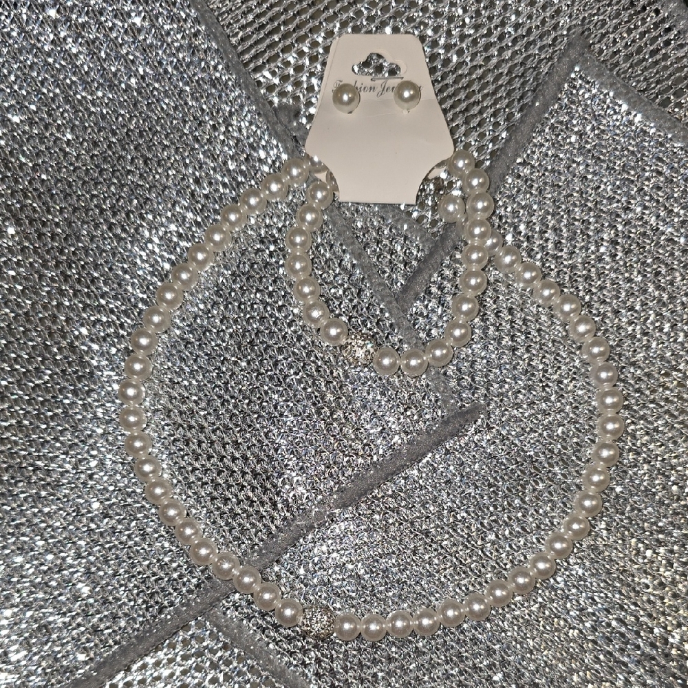Elegant Pearl Necklace and Earring Set